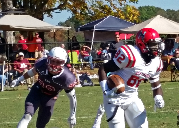 Sophomore Otis Porter caught four passes for 139 yards, including a 97-yard touchdown reception, in Saturday's 28-24 win over Maryville. (Photo by Eric Levanda)